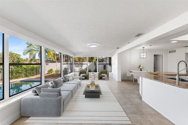 Building Photo - ST PETE POOL HOME AVAILABLE FOR RENT!