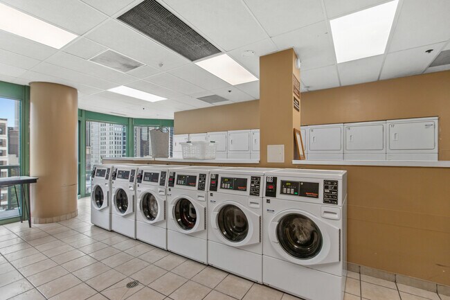 Building Photo - 111 W Maple St