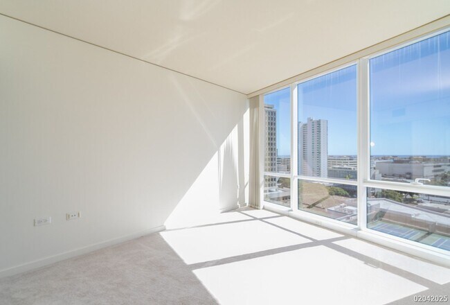 Building Photo - 2 BD/2 BA/2 Parking Condo in the Moana Pacific