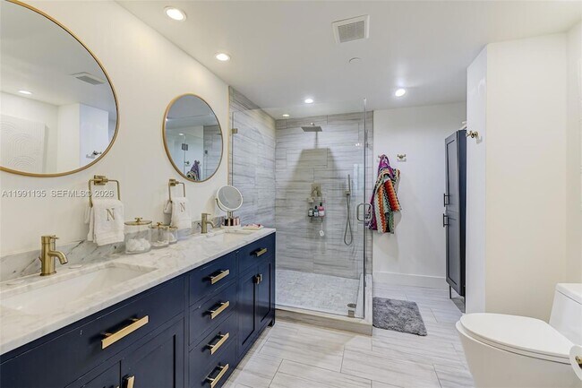 Building Photo - 6000 Collins Ave