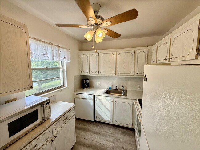 Building Photo - 326 Preston H