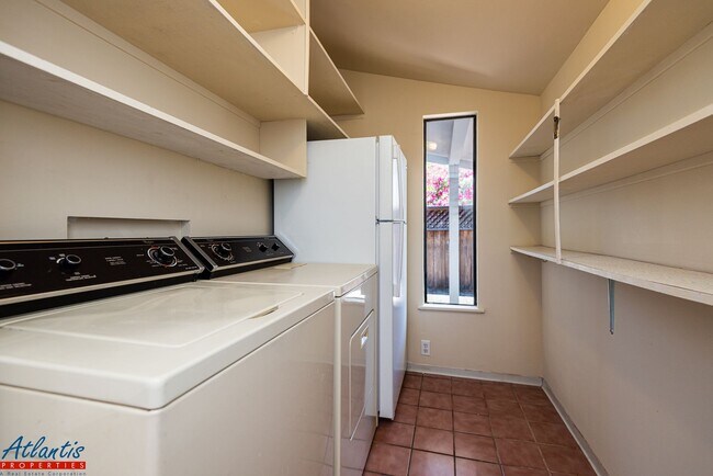 Building Photo - Beautiful Home | Desirable Location