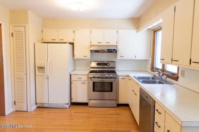 Building Photo - 17 Cedarwood Drive
