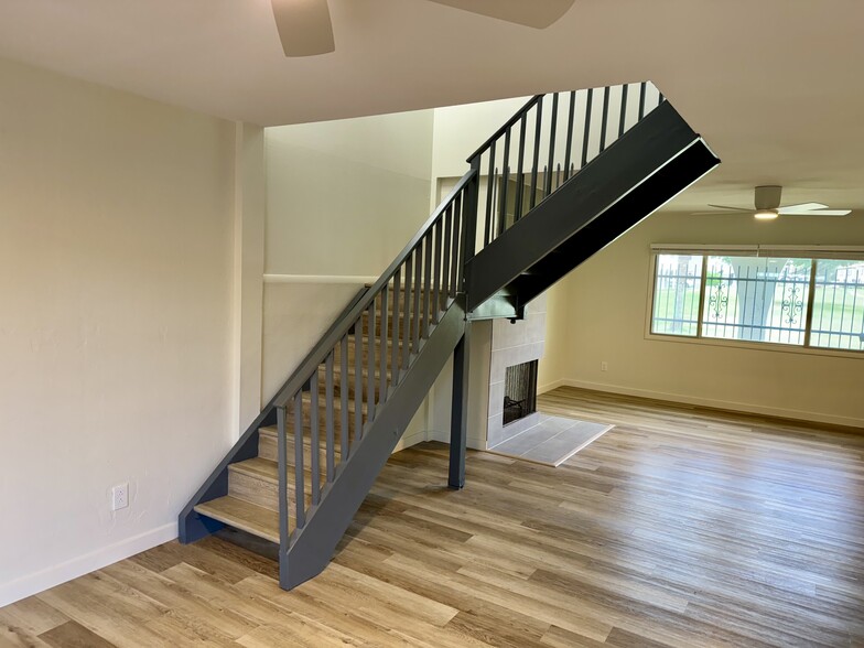 Building Photo - 2810 E Clarendon Ave