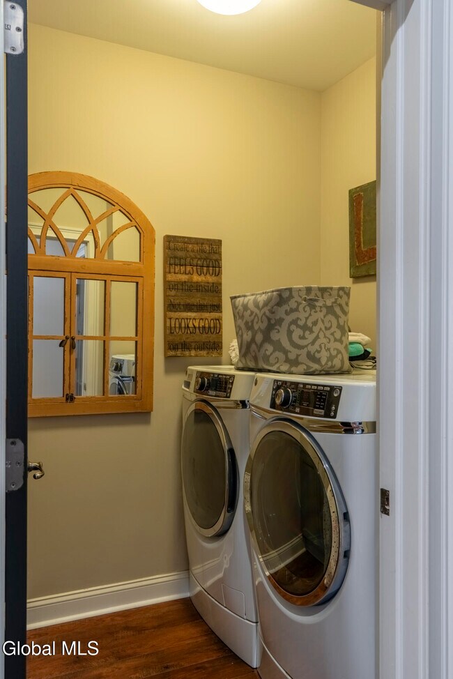 Building Photo - 5 Maria Ln