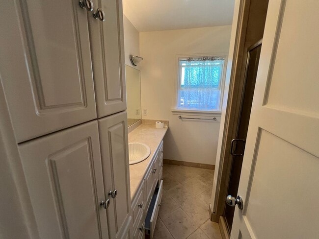 Building Photo - LOCATION LOCATION!!! 5th & I St, Large House, 2BR+Den+(Optional 3BR) w/ 2 car Garage