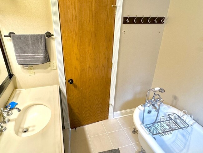 Building Photo - Linwood Neighborhood, Milwaukie Home on Quiet Cul-de-sac, 2 Car Garage, A/C, Huge Fenced Backyard