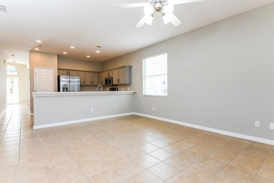 Building Photo - 323 Higher Combe Dr