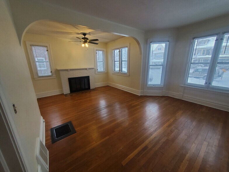 Building Photo - 556 College Ave SE