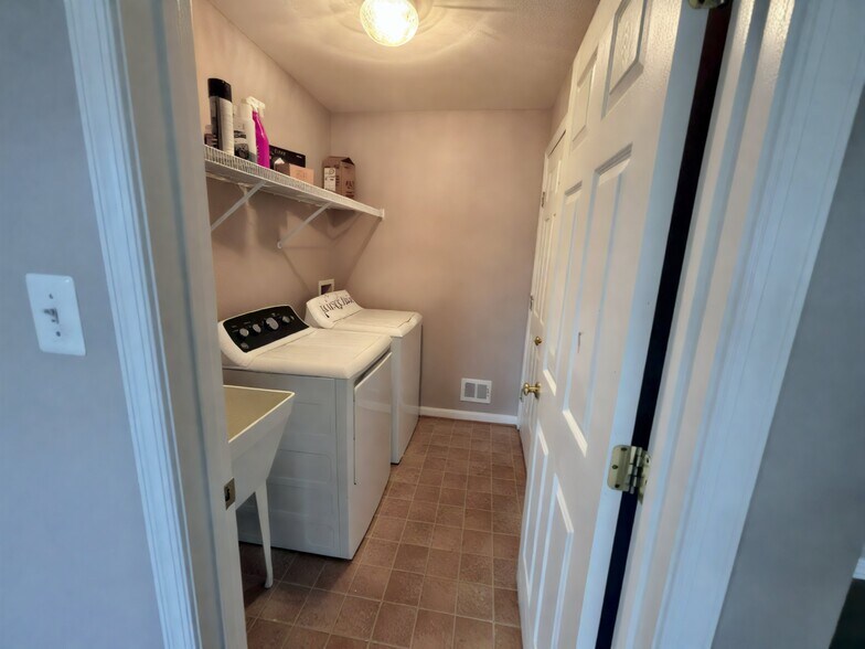 Laundary - 15024 Burgandine Ave
