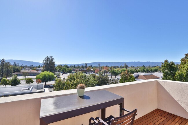 Building Photo - Modern 3-Bedroom Townhome with Rooftop Dec...