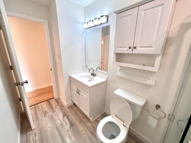 Building Photo - Absolutely Stunning Home! - 3 Bedroom 2 Fu...