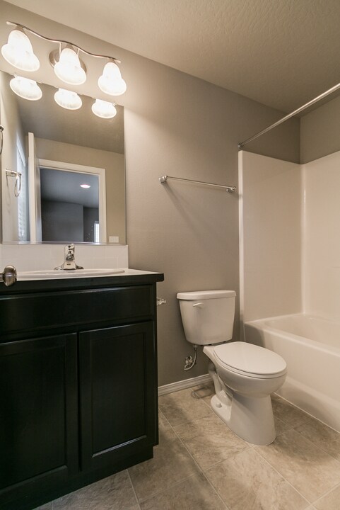 Building Photo - Beautiful 3 bedroom/2 bath tiny home in Cottage Grove- River Walk Village