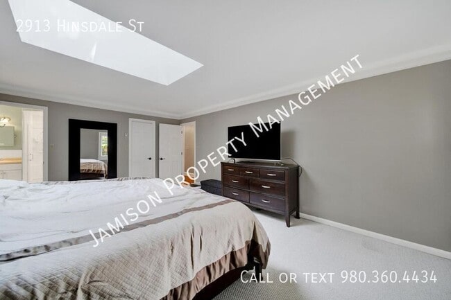 Building Photo - 2913 Hinsdale St