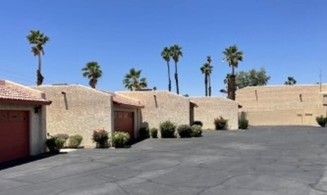 Building Photo - Move in ready.  Call for a showing. (928) ...