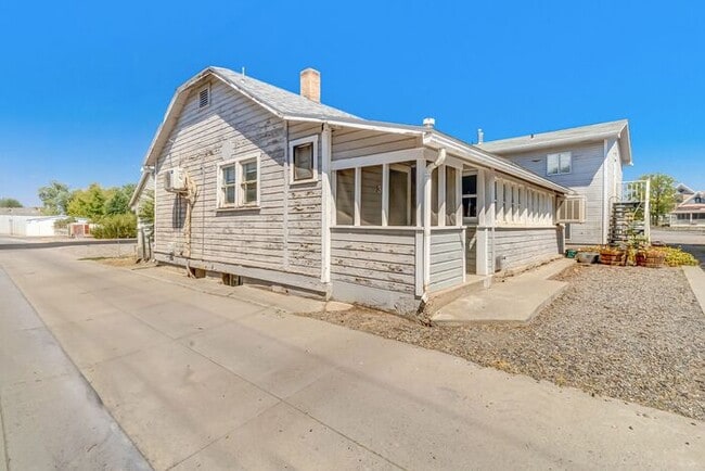 Building Photo - Charming Downtown 2-Bedroom Upstairs Apartment with Off-Street Parking