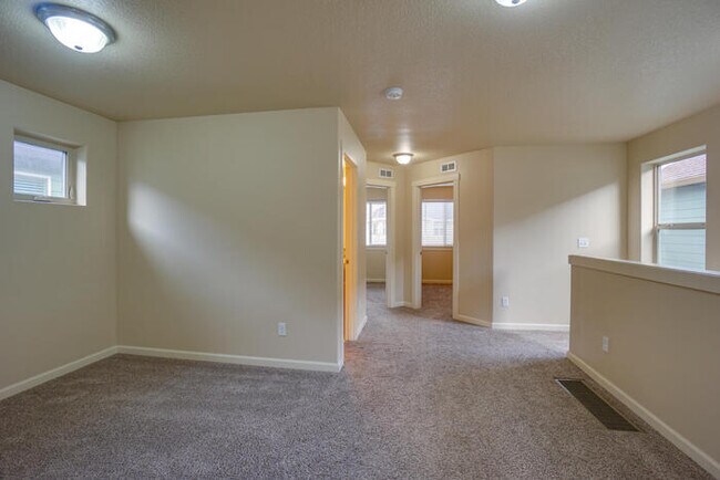 Building Photo - BEAUTIFUL THREE BEDROOM IN HAZEL DELL