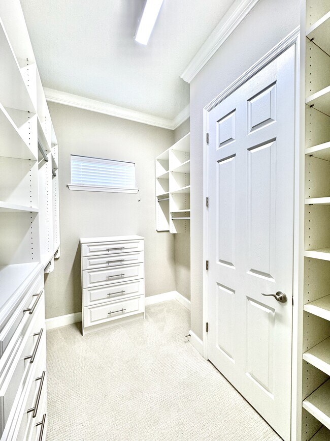 Building Photo - 139 Southern Oak Dr