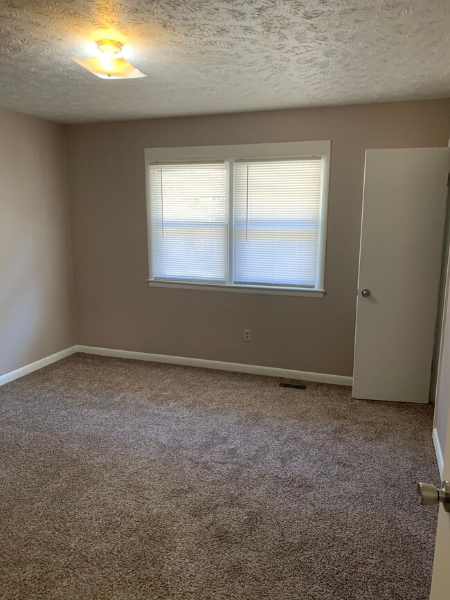 Building Photo - Two bedroom Townhouse! (Shameika)