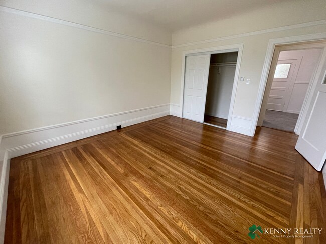 Building Photo - 1325 5th Ave