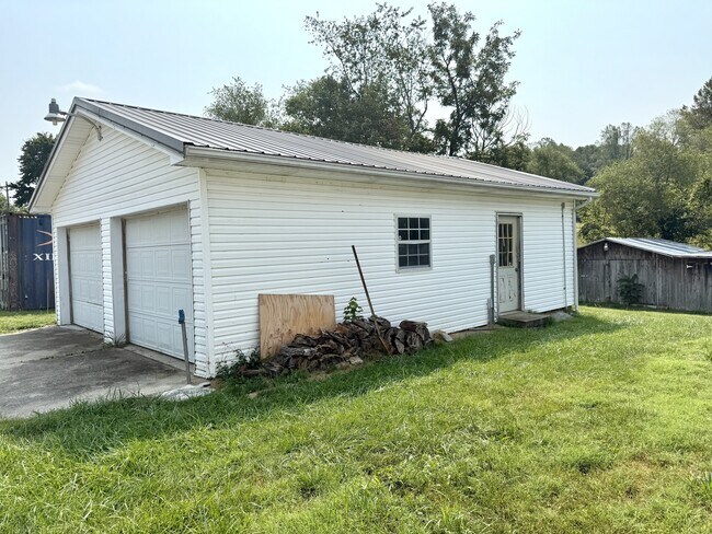 Building Photo - 690 Floyd Switch Estesburg Rd