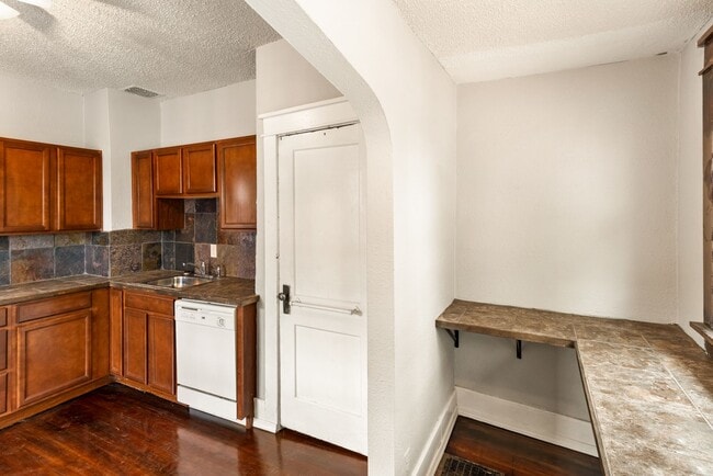 Building Photo - Available now!  517 S. 35th St.  4 Bedroom, 2 Bath Great Midtown location, 1 car garage.