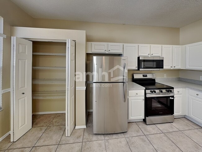 Building Photo - 823 Springwood Cir