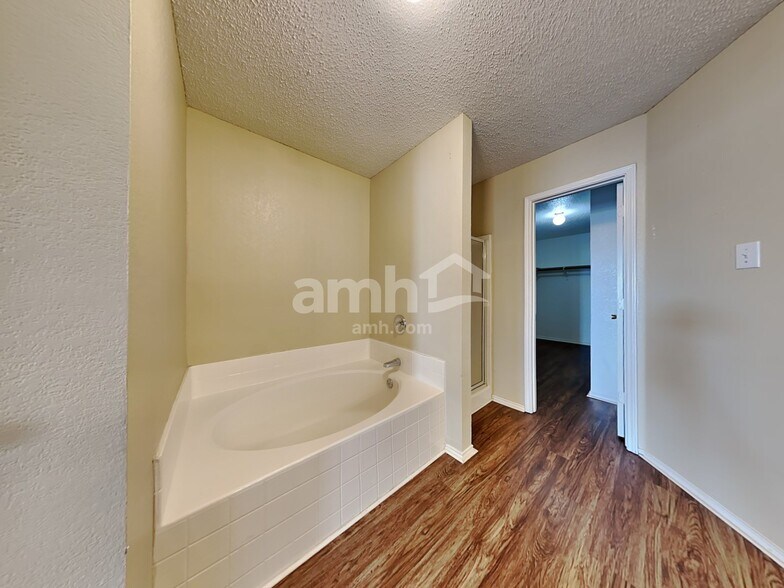 Building Photo - 5350 Driftway Dr