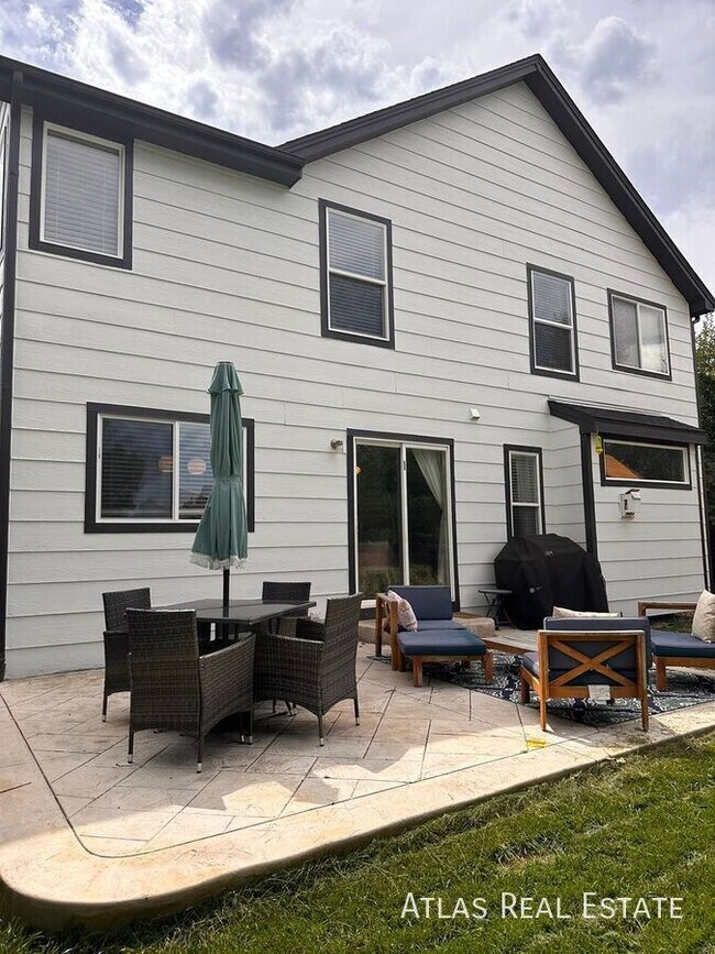 Building Photo - 5541 Spruce Ave