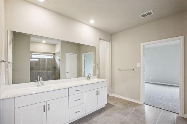 Building Photo - 4001 Medina Dr