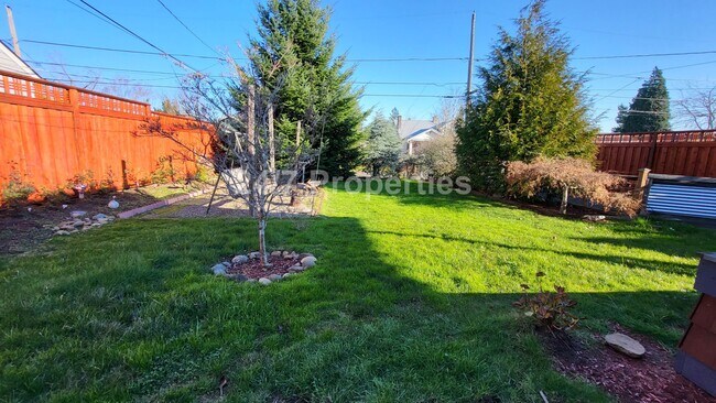 Building Photo - Charming Single-Level Home in Sought-After Roseway