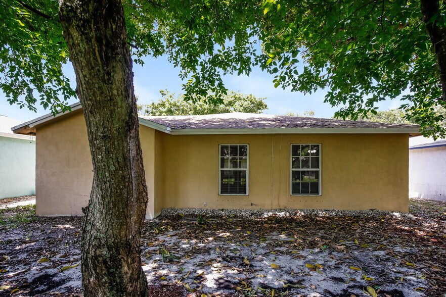 Building Photo - 1558 NW 7th Ln