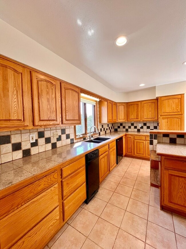 Building Photo - Gorgeous Private Home with Views!