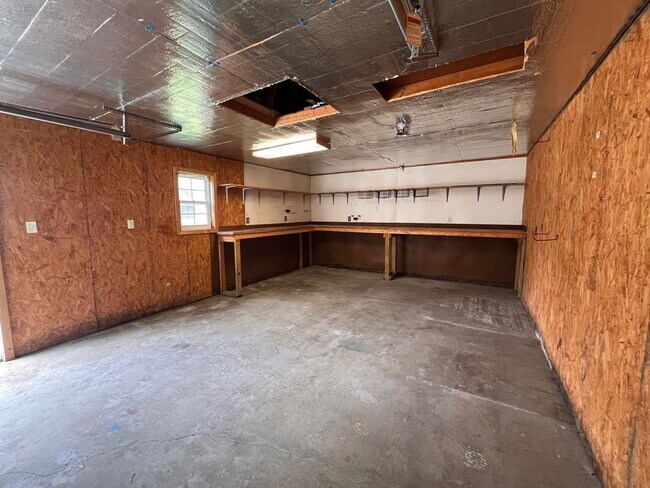 Building Photo - Avail NOW'n ROCK CREEK!