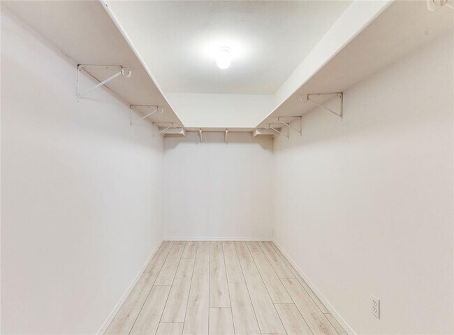 Building Photo - 1200 Del Roy Dr