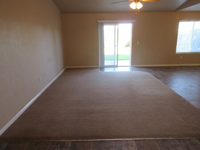 Building Photo - Move-In Bonus! 3 bedroom - 2 bathroom twin...