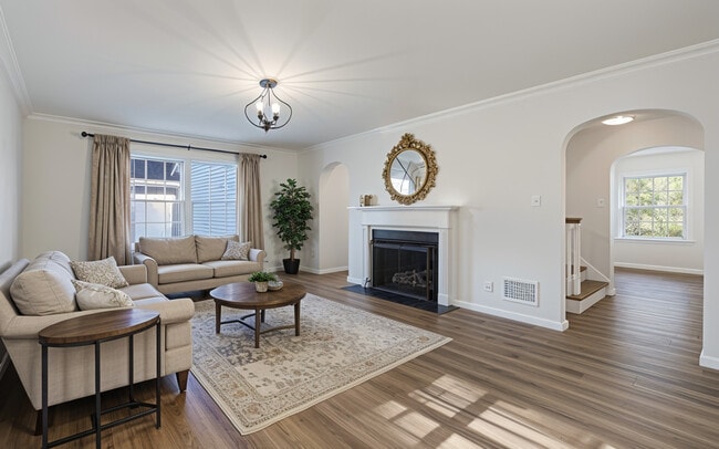 Building Photo - 1212 W Healey St