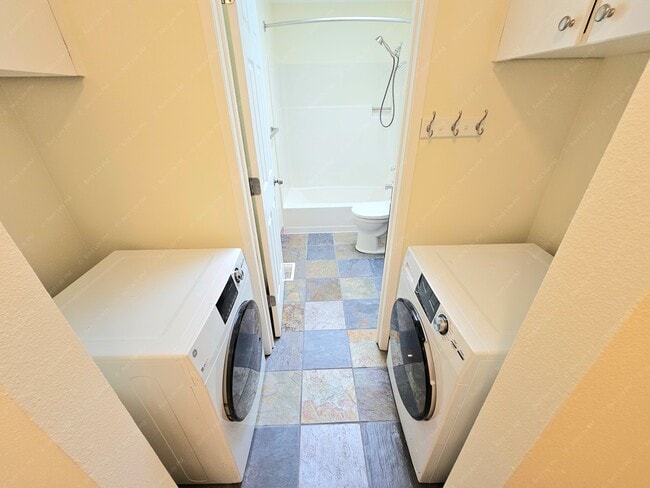 Building Photo - 7323 SE Rural St