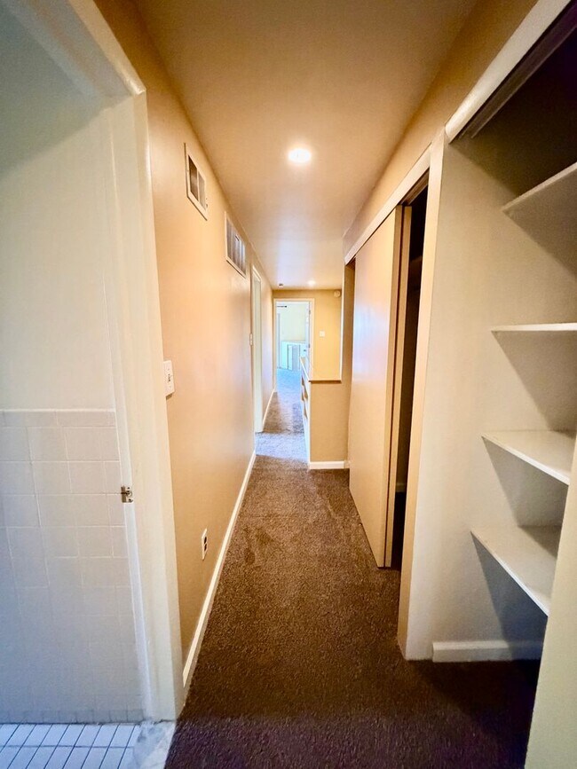Building Photo - 3 bed 2.5 bath in Port Richmond with Garag...