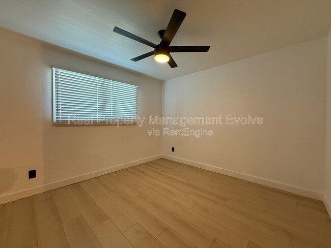 Building Photo - 429 E Greenway Dr