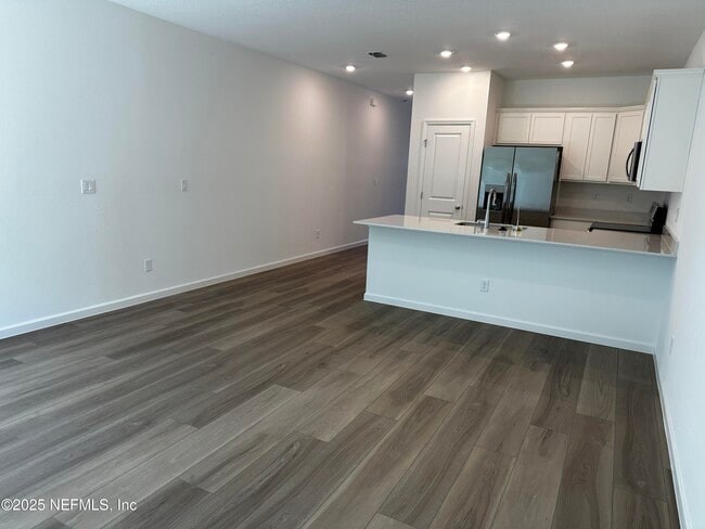 Building Photo - 611 Holly Lks Dr