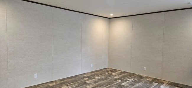 Building Photo - 2128 S Riverside Dr