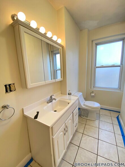 Building Photo - 352 Riverway