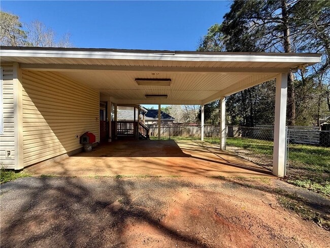 Building Photo - 955 Louise Ave