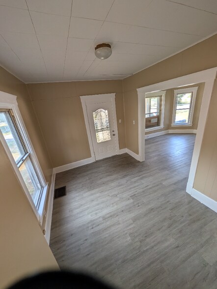 Building Photo - 352 S Maple St