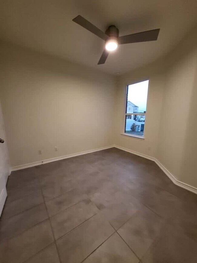 Building Photo - New Home In Cul de sac