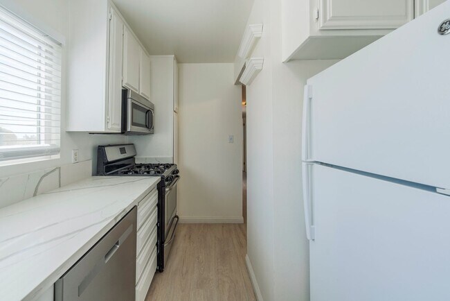 Building Photo - Beautiful remodeled 2 bed 2 bath townhome ...