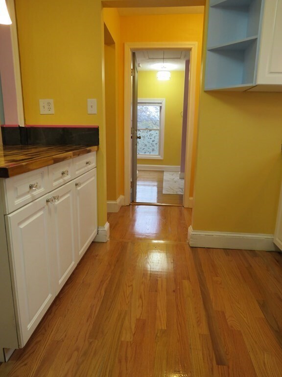 Building Photo - 715 Main St