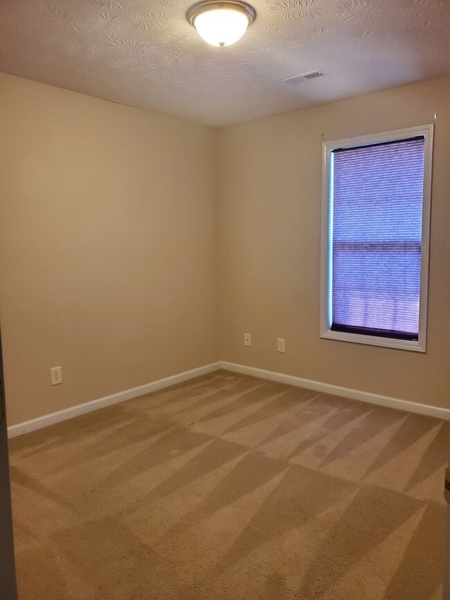 Building Photo - Charming 2 Story Home with Sun-Room!