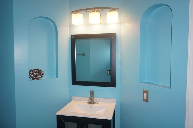 Building Photo - 3 Bedroom 2 Bathroom Corner lot home